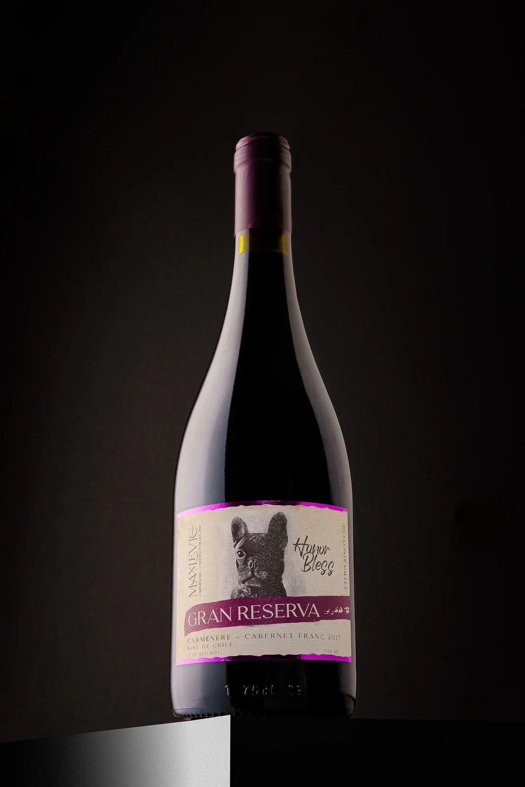 Fotografía comercial botella vino tinto fondo negro producto