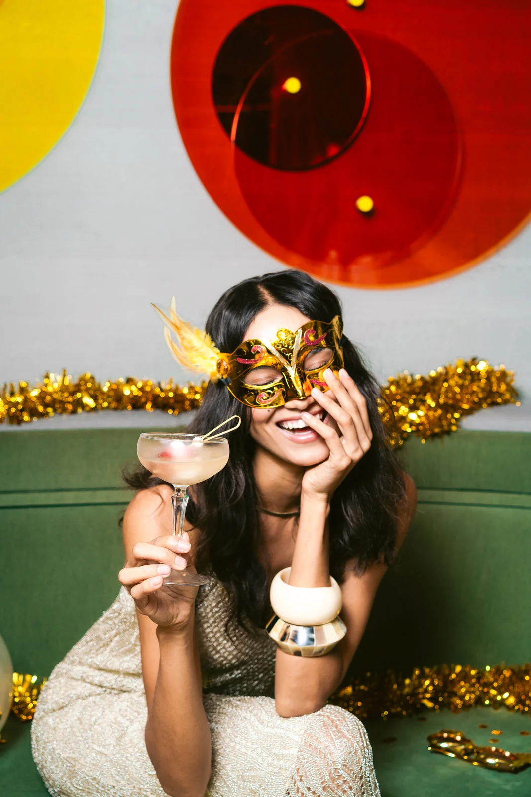 Fotografía comercial mujer máscara dorada navidad lifestyle Santiago