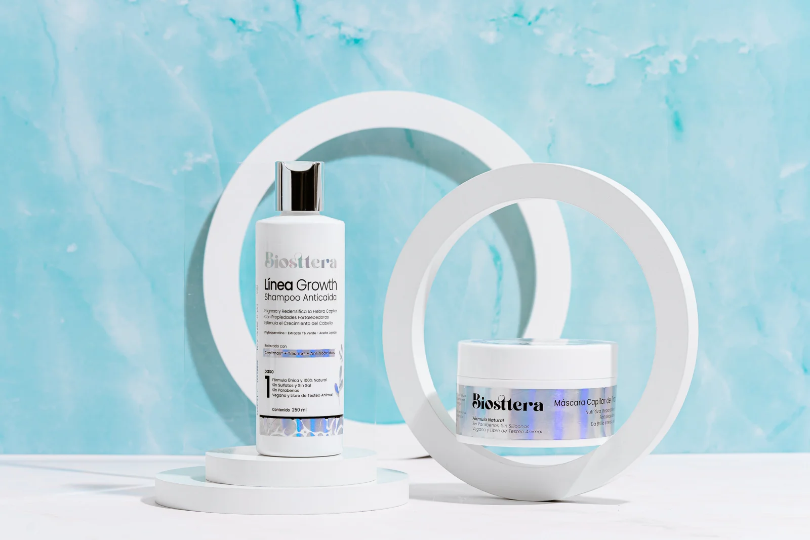 Fotografía comercial producto cosmético skincare fondo azul Chile