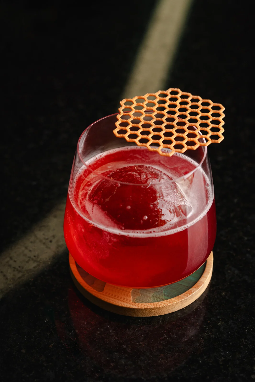 Fotografía gastronómica cóctel rojo luz dramática bar Santiago