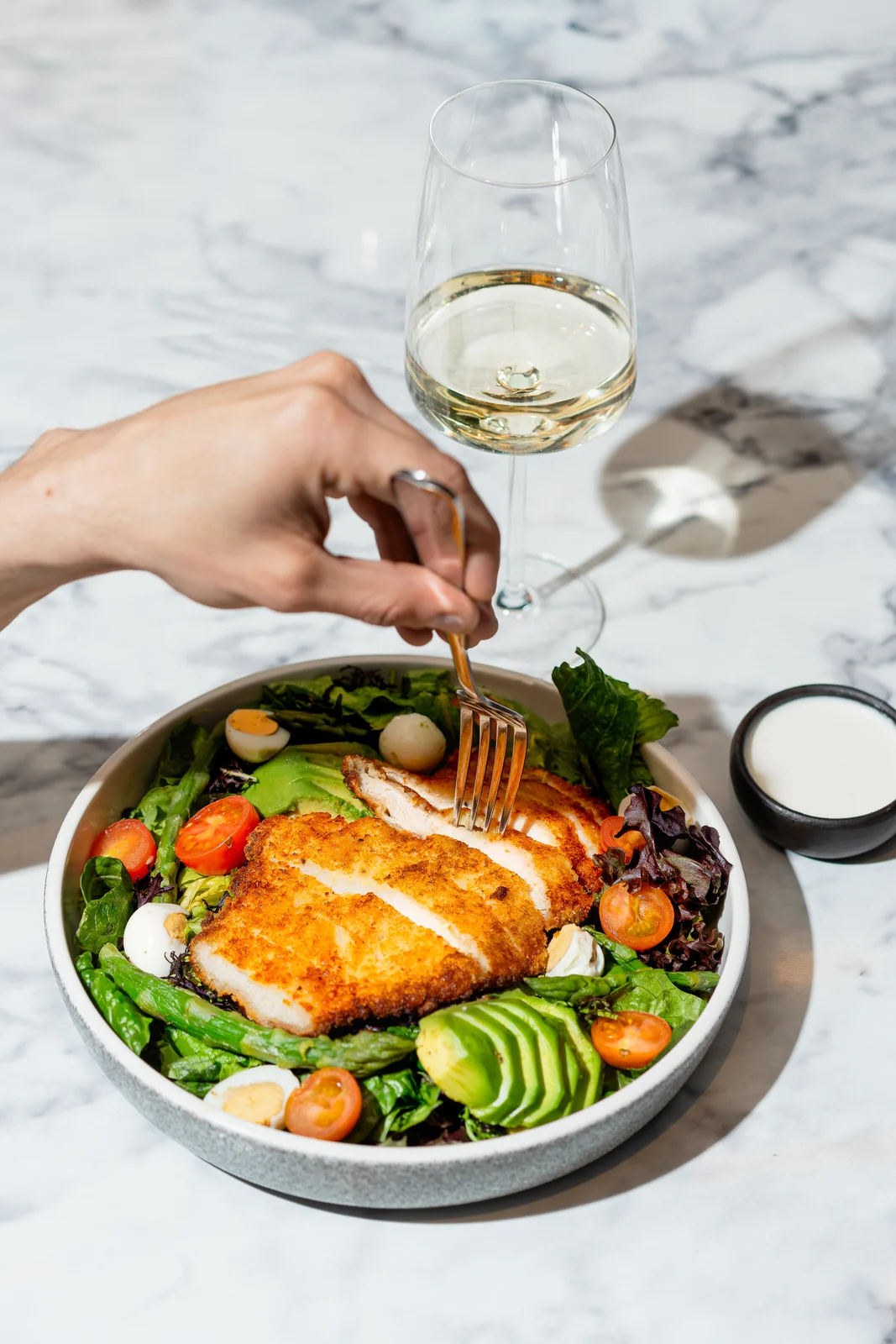 Fotografía gastronómica salmón ensalada copa vino restaurante Santiago