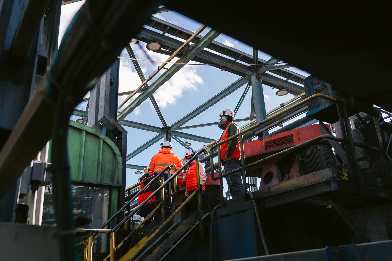 Fotografía industrial operarios estructura metálica planta Chile