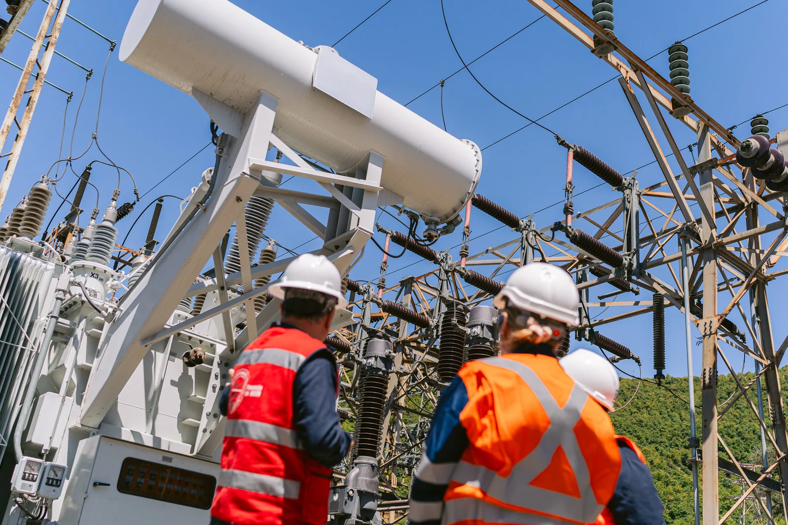 Fotografía industrial trabajadores subestación eléctrica con EPP Chile
