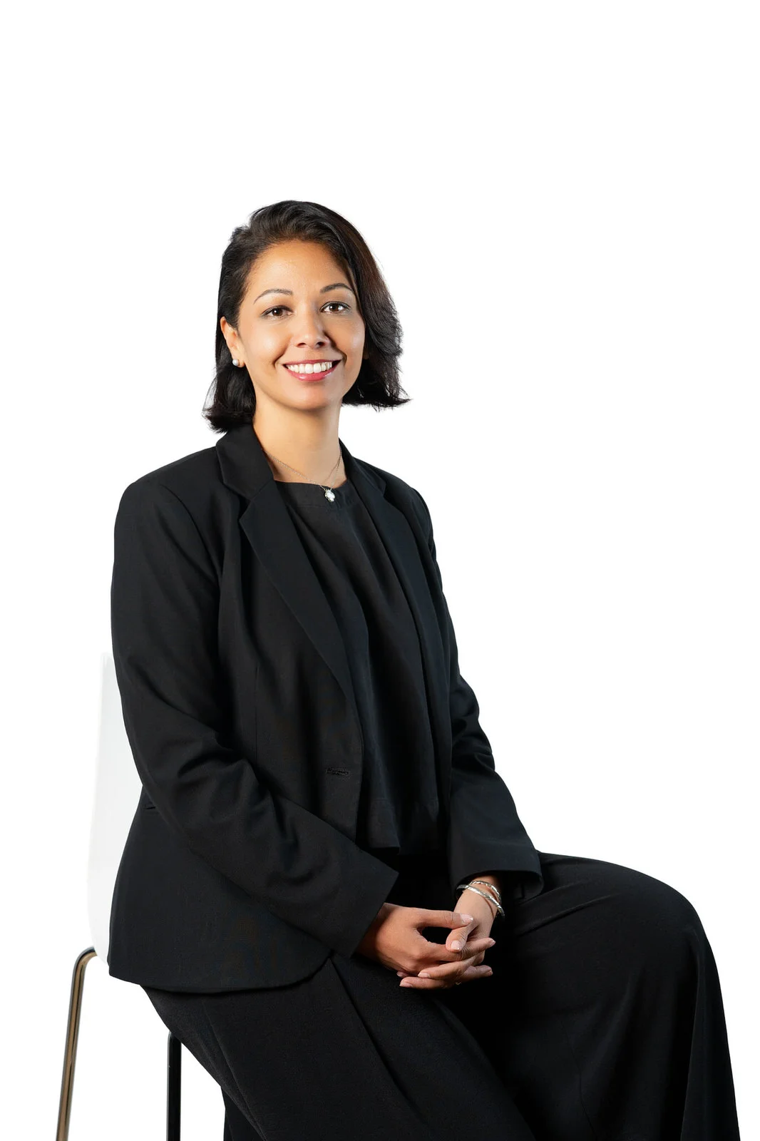 Fotografía retrato corporativo mujer traje silla fondo blanco Santiago