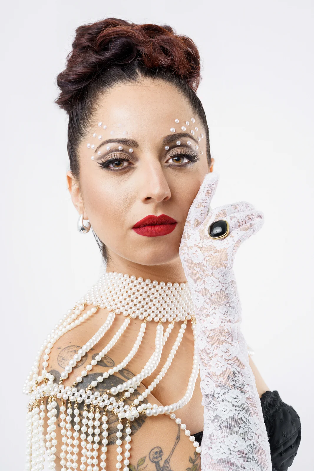 Fotografía retrato mujer artístico perlas fondo blanco Santiago Chile