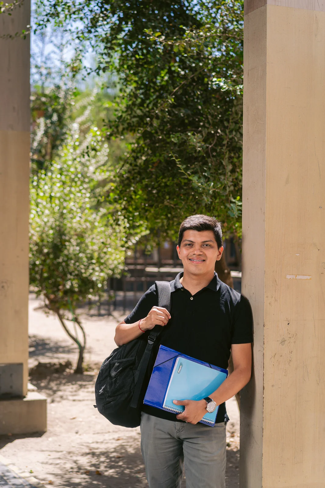 Estudiante con mochila en patio exterior de colegio — Elige Educar Mineduc