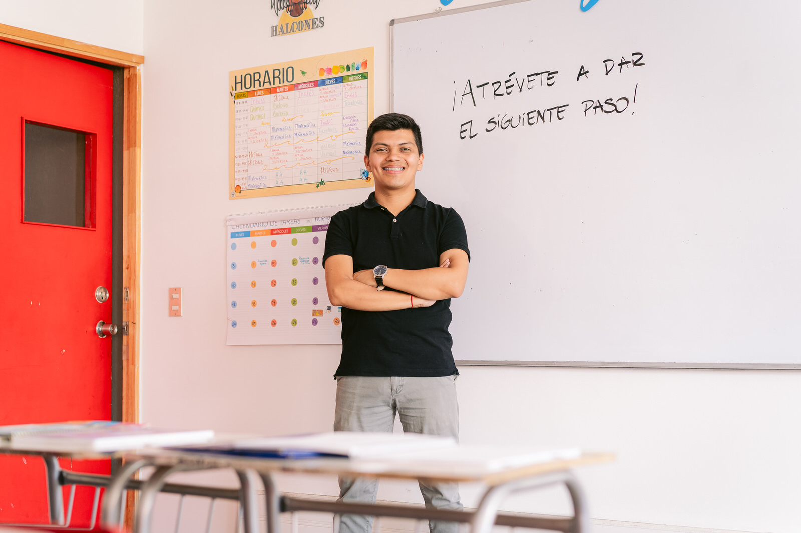 Profesor en pizarra con mensaje 'Atrévete a dar el siguiente paso' — Elige Educar Mineduc