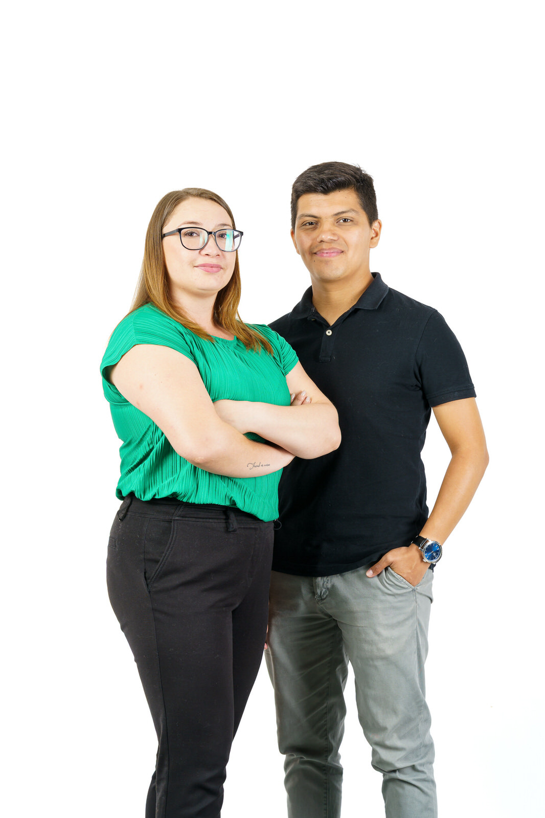 Retrato pareja de profesores en estudio, fondo blanco — Elige Educar Mineduc