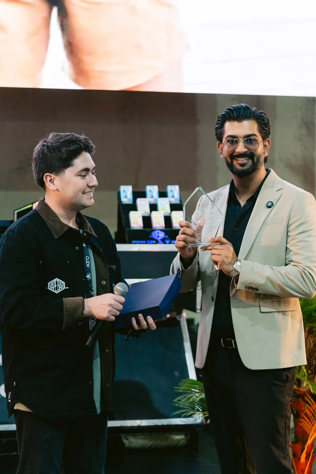 Clew World Vaper Show 2025 — entrega reconocimiento