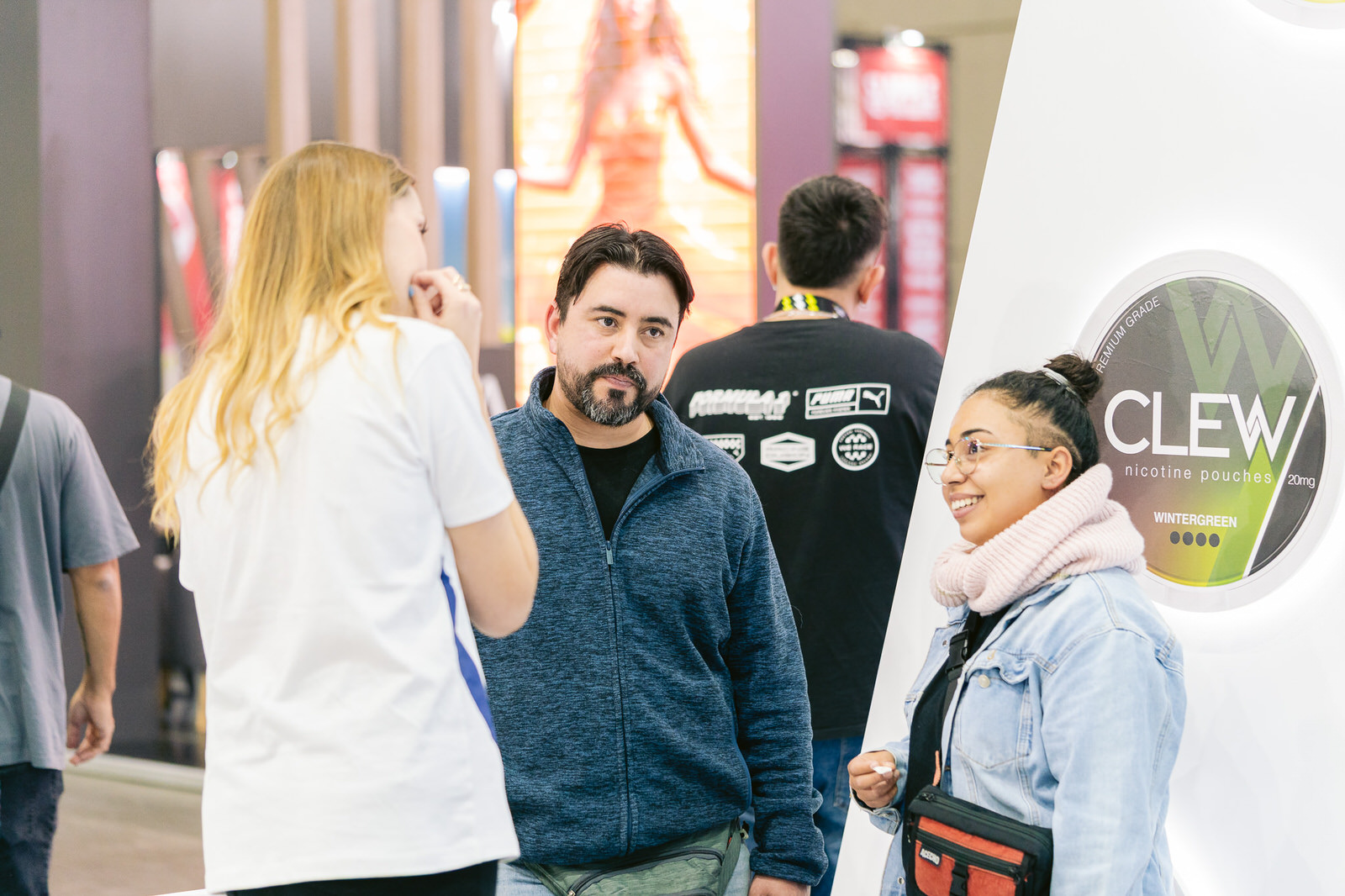 Clew World Vaper Show 2025 — grupo conversando casual