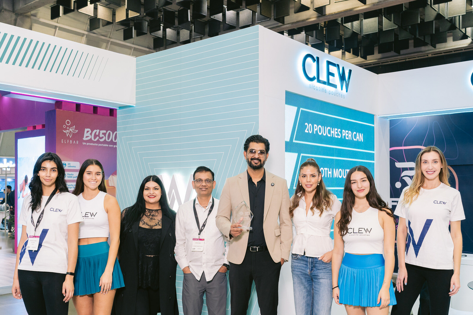 Clew World Vaper Show 2025 — grupo grande mujeres w