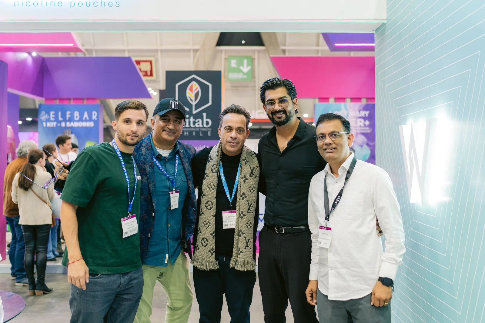 Clew World Vaper Show 2025 — grupo hombres badges