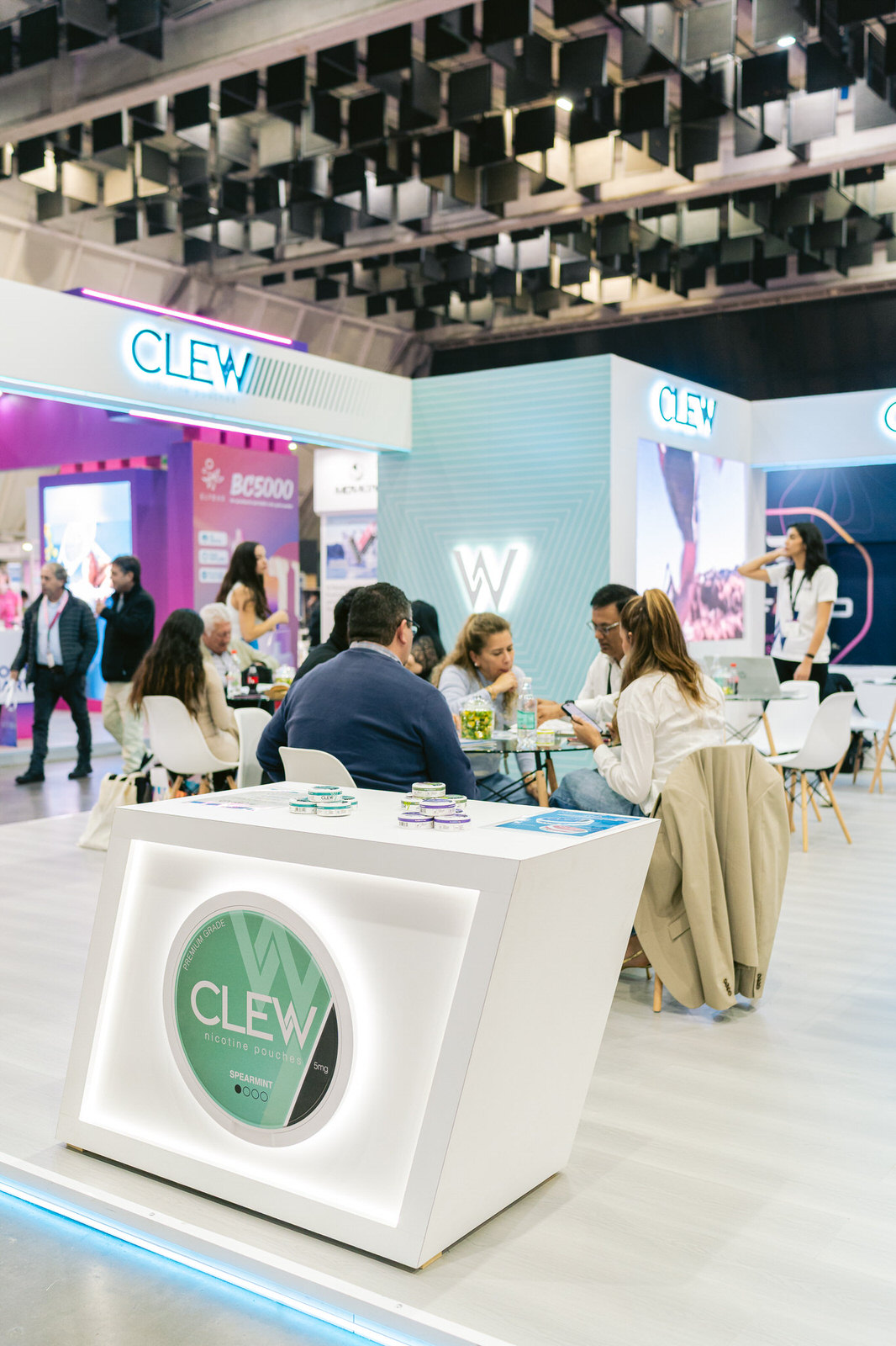 Clew World Vaper Show 2025 — grupo personas stand