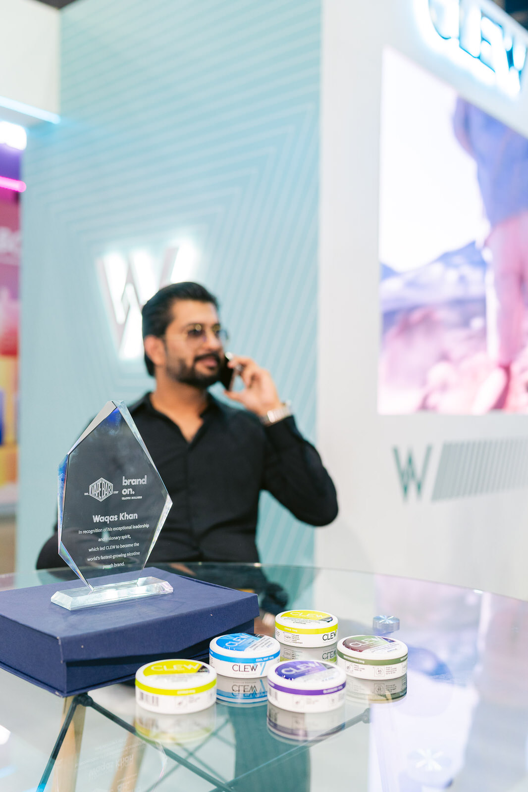 Clew World Vaper Show 2025 — hombre telefono stand w
