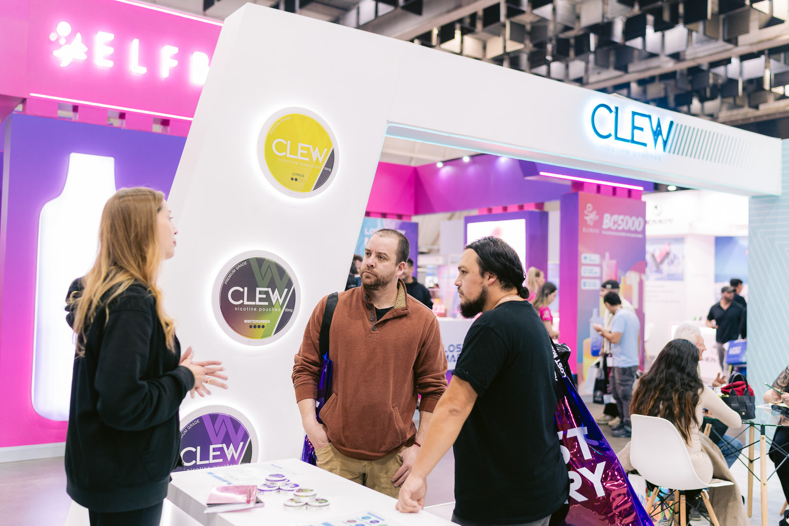 Clew World Vaper Show 2025 — interaccion stand selfie