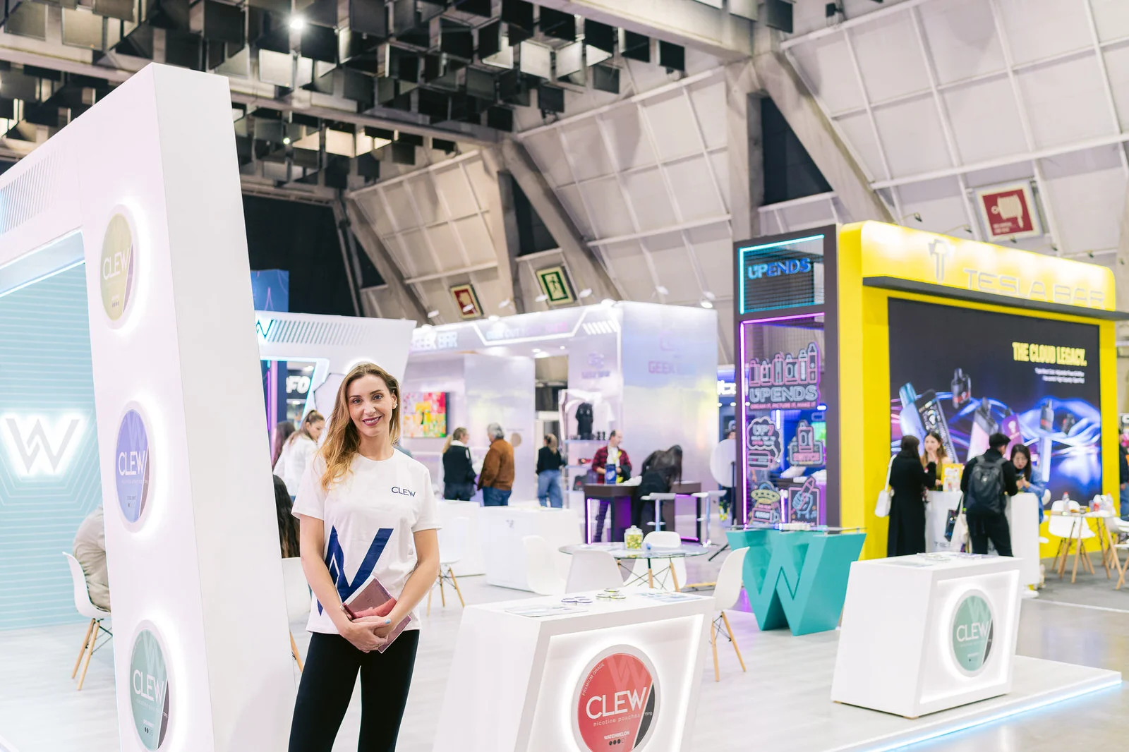 Clew World Vaper Show 2025 — mujer stand cartel