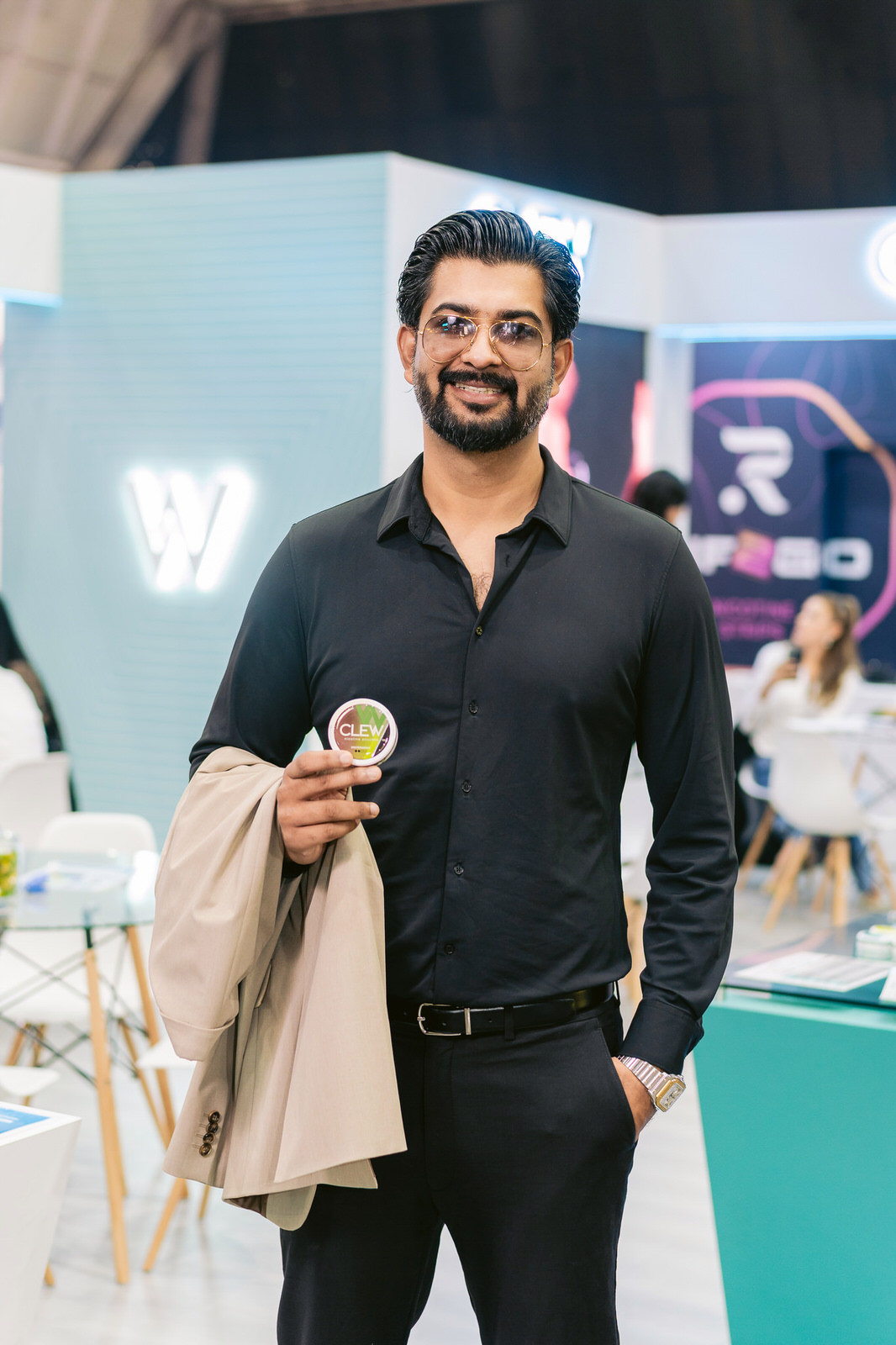 Clew World Vaper Show 2025 — retrato hombre stand 1