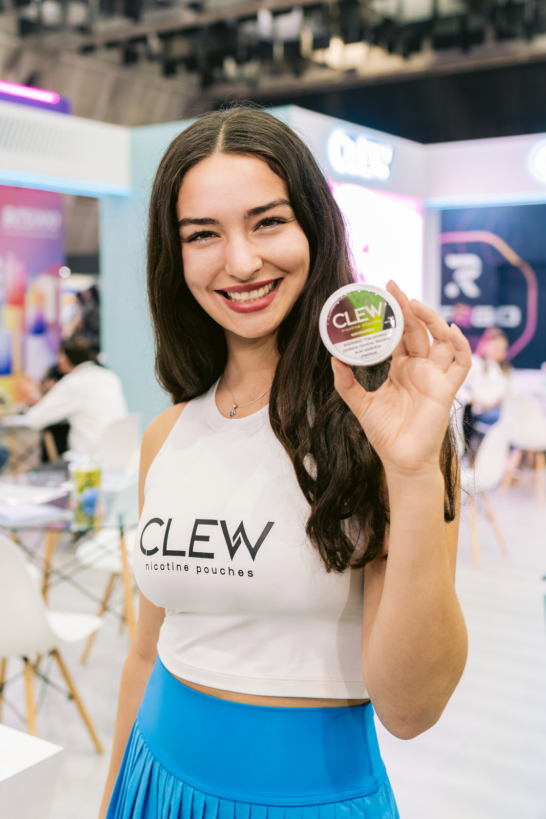 Clew World Vaper Show 2025 — retrato mujer camiseta producto