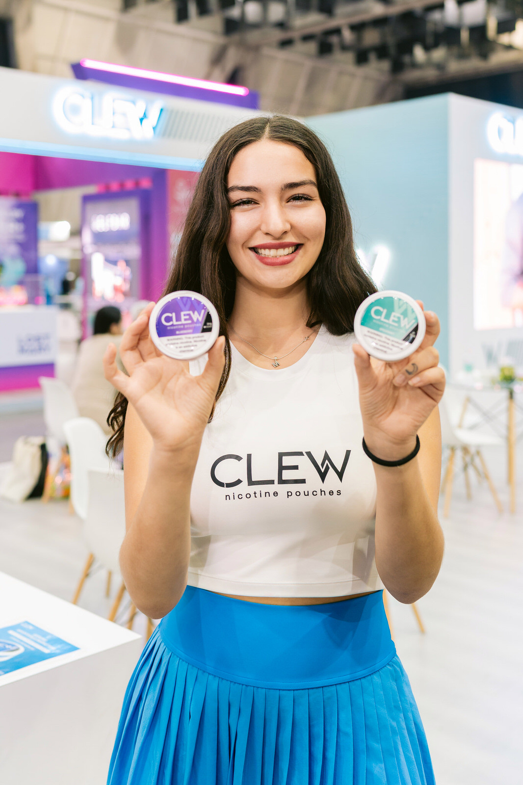 Clew World Vaper Show 2025 — retrato mujer producto 2