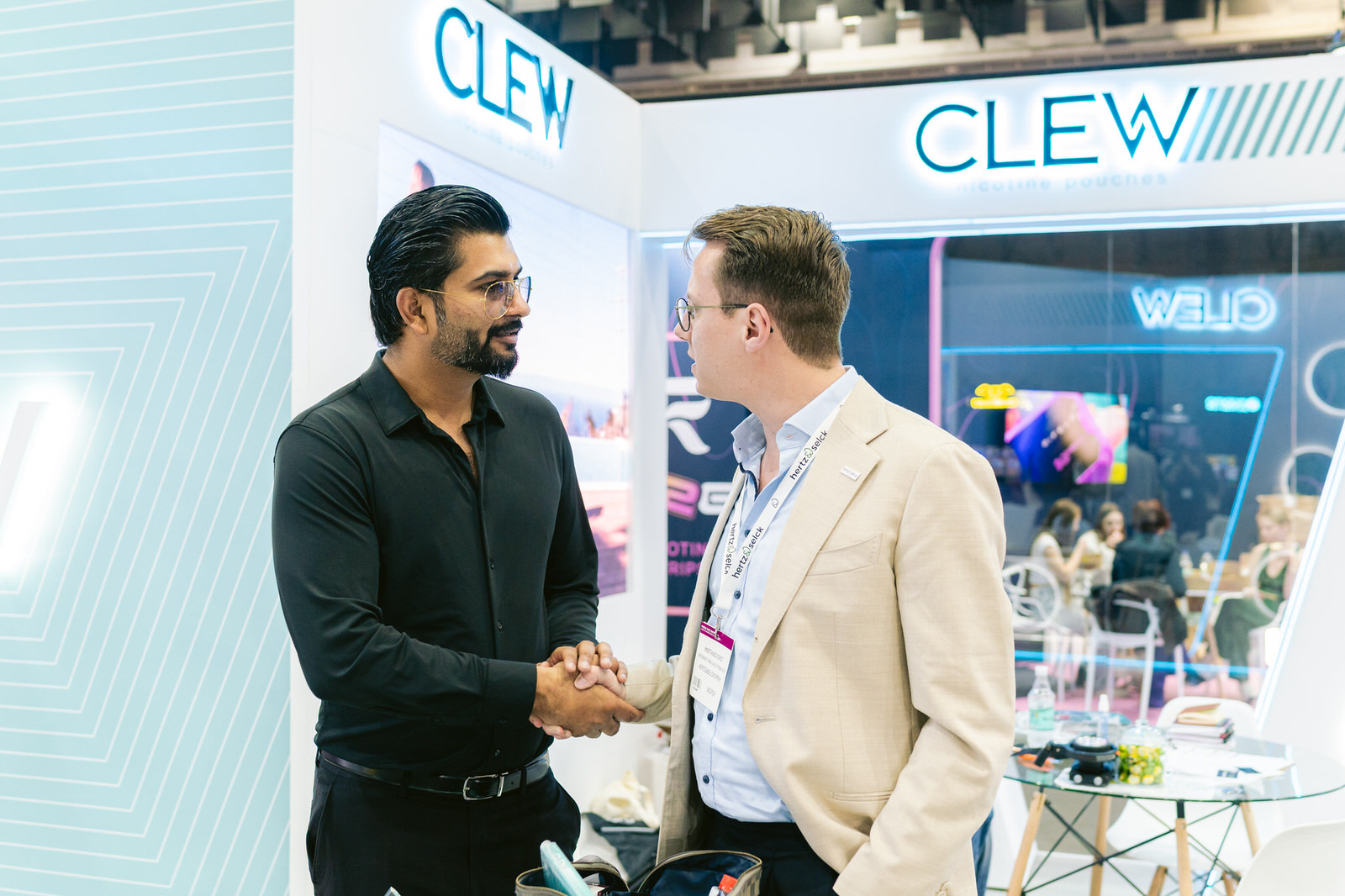 Clew World Vaper Show 2025 — saludo apreton manos