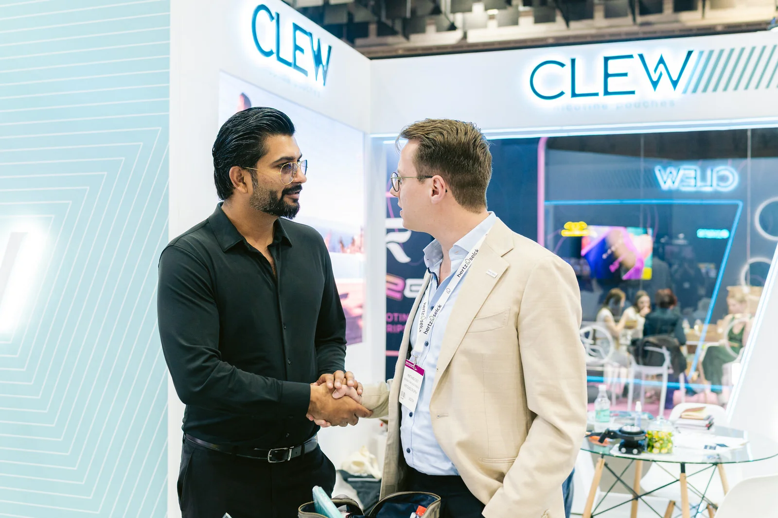 Clew World Vaper Show 2025 — saludo apreton manos