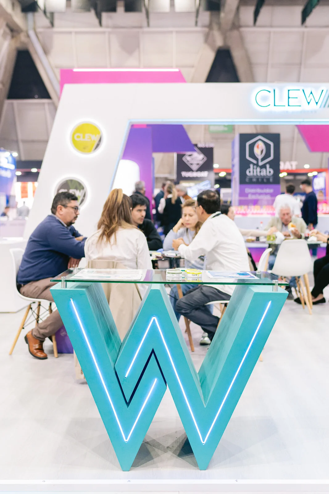 Clew World Vaper Show 2025 — stand letra w mesa