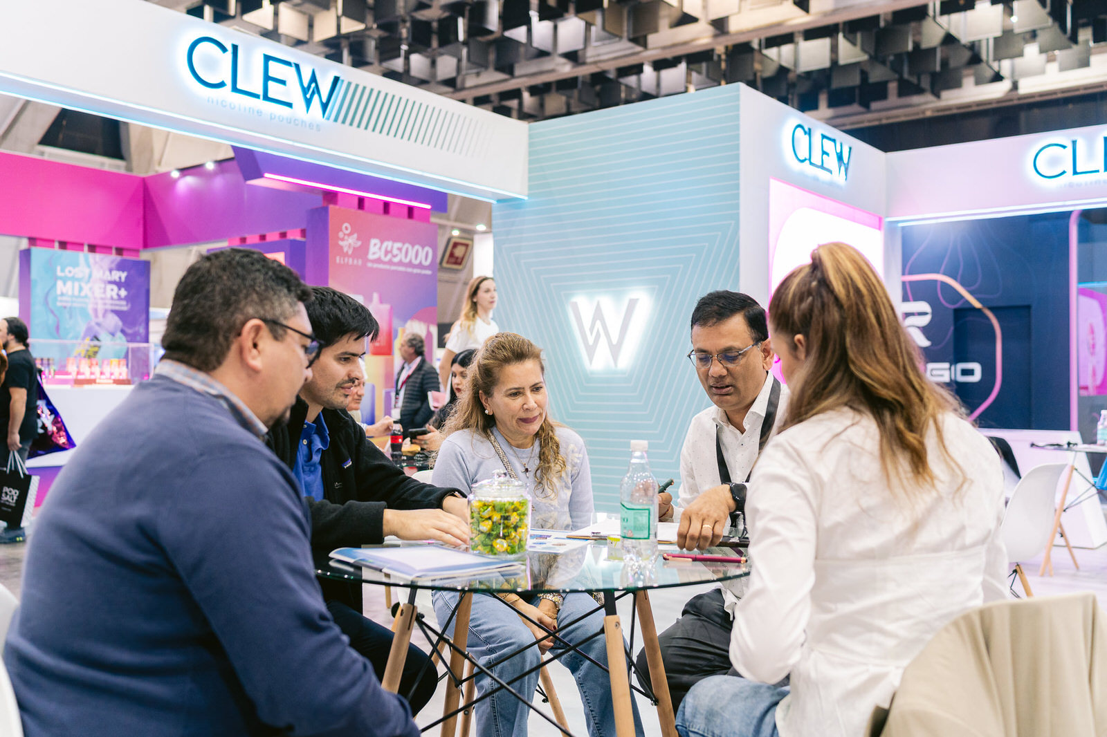Clew World Vaper Show 2025 — stand mostrador personas