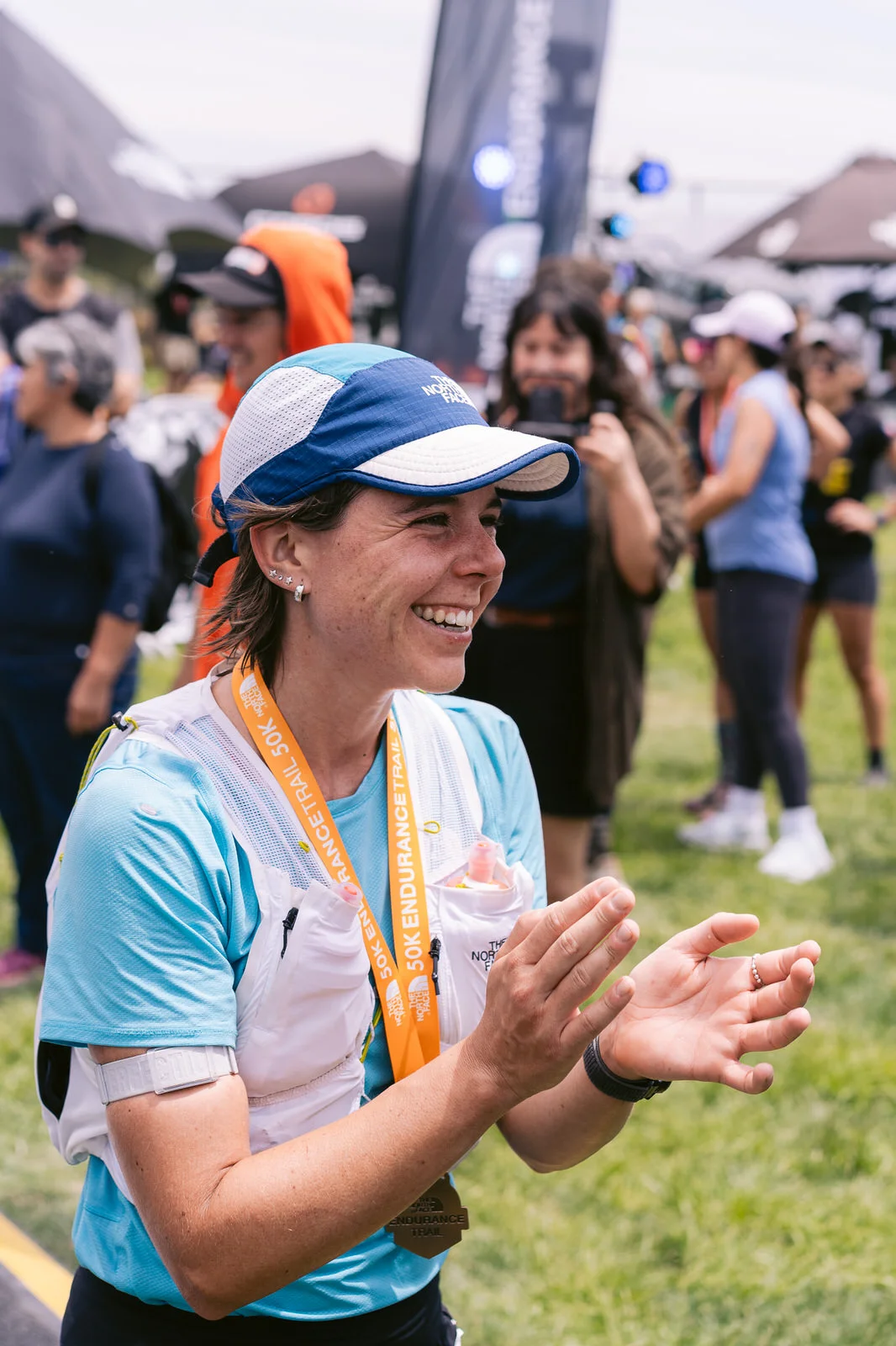 Kifit TNF Endurance Trail 2025 — atleta mujer aplaudiendo