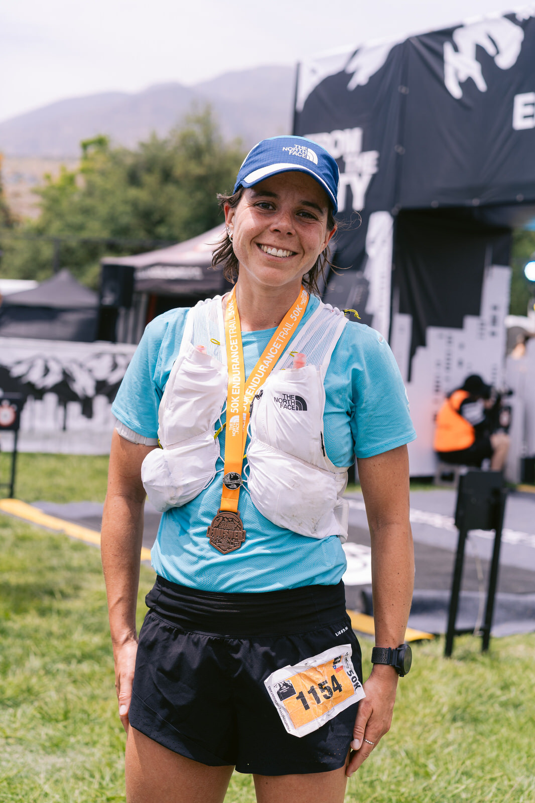 Kifit TNF Endurance Trail 2025 — atleta mujer medalla chaleco sonriendo