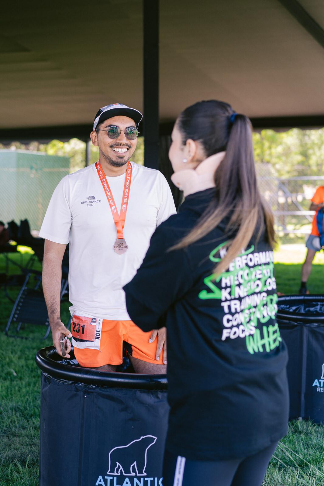 Kifit TNF Endurance Trail 2025 — atletas medallas conversando