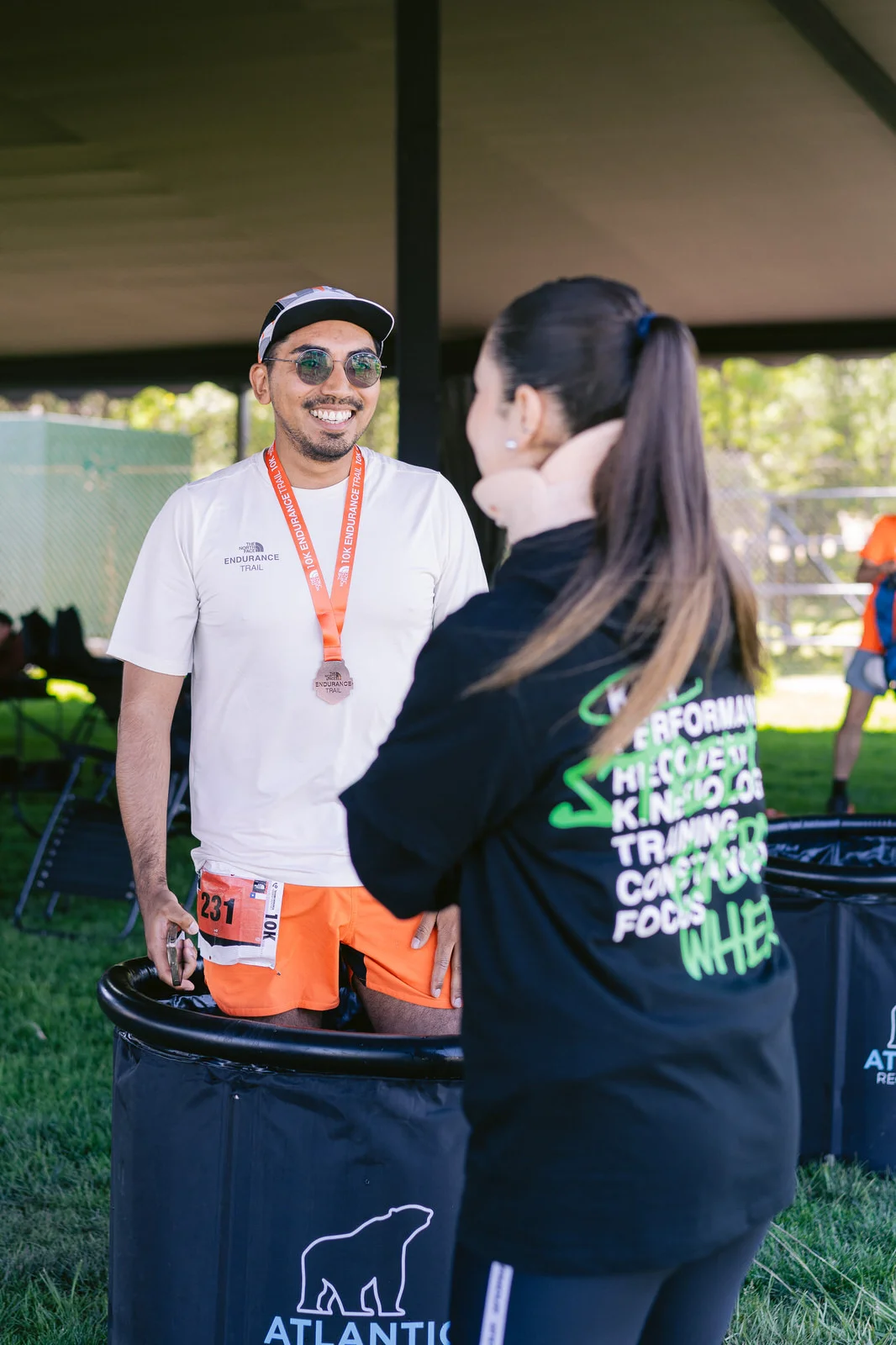 Kifit TNF Endurance Trail 2025 — atletas medallas conversando