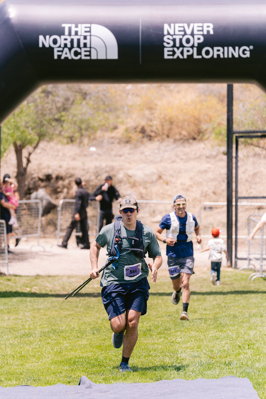 Kifit TNF Endurance Trail 2025 — corredores acercandose arco tnf