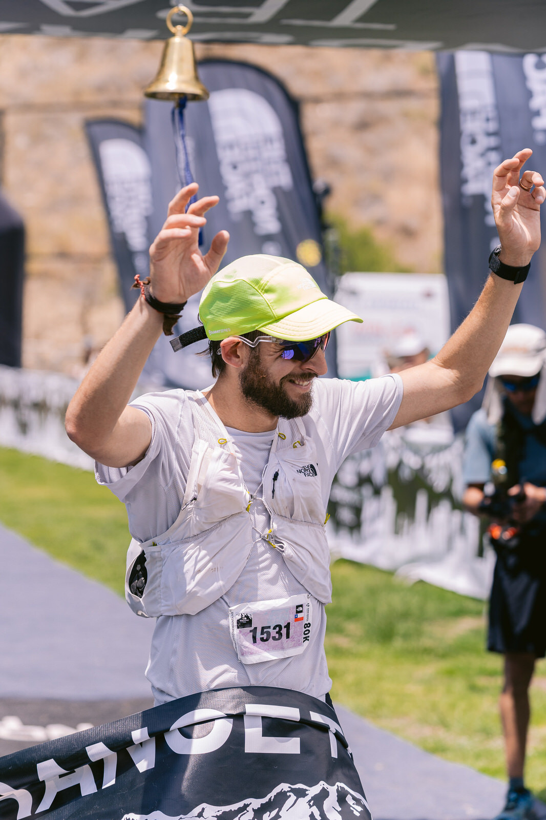 Kifit TNF Endurance Trail 2025 — corredores celebrando campana meta 2