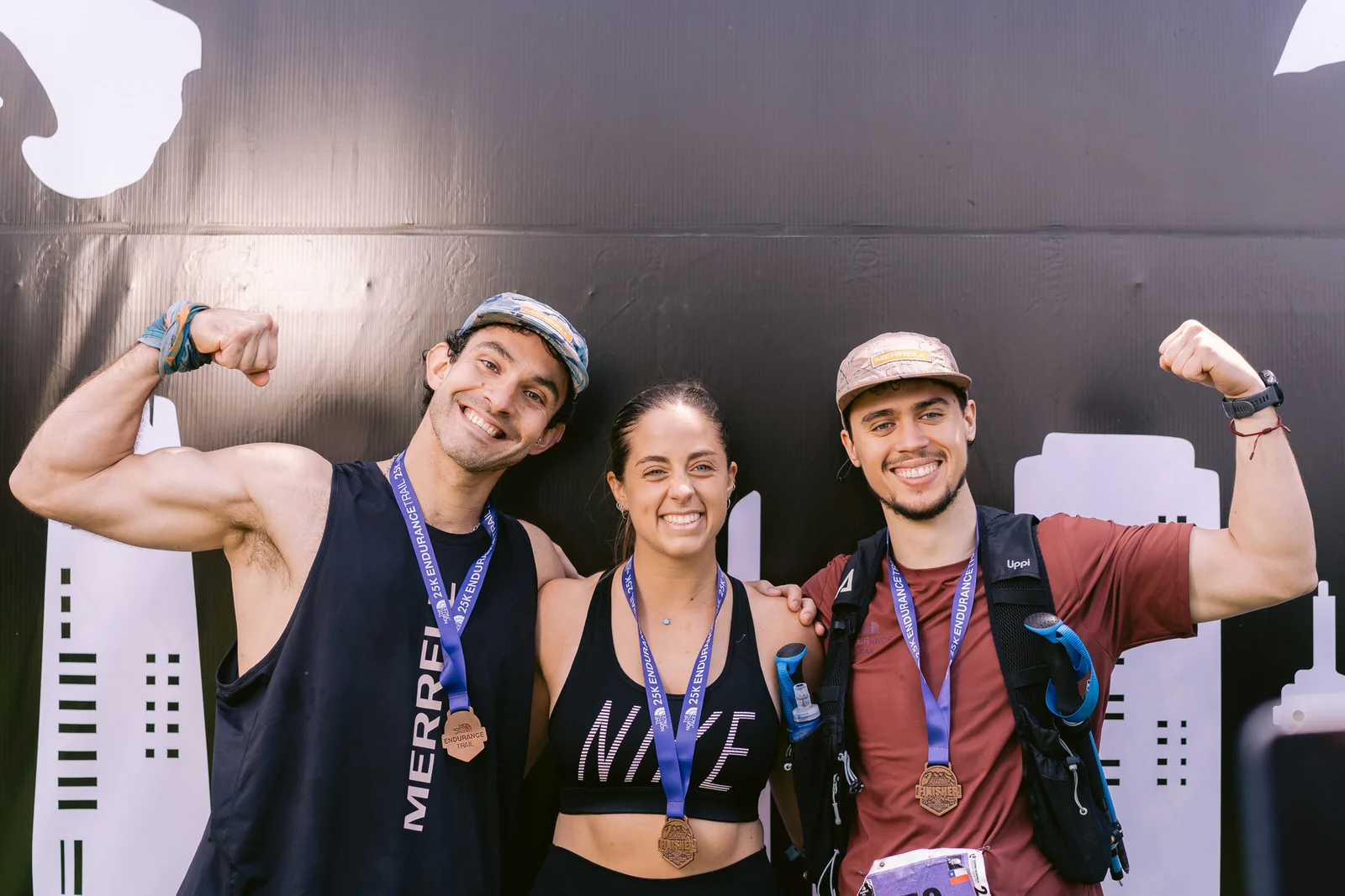 Kifit TNF Endurance Trail 2025 — grupo flexionando brazos medallas
