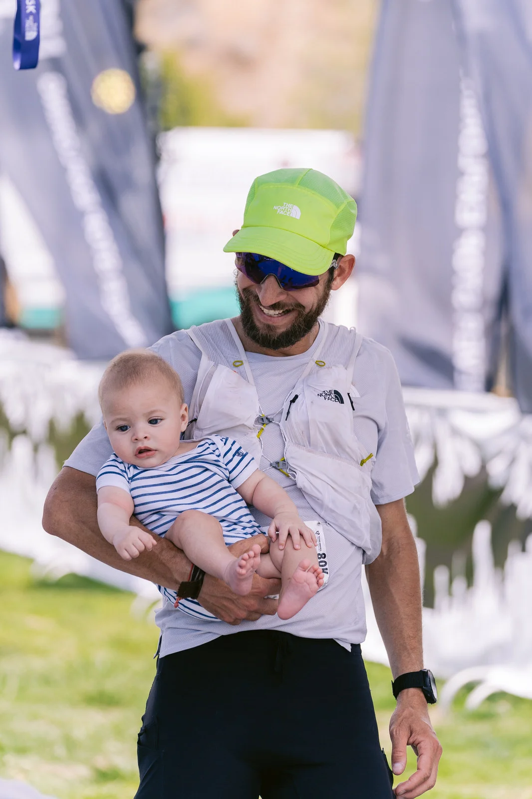 Kifit TNF Endurance Trail 2025 — hombre cargando bebe meta