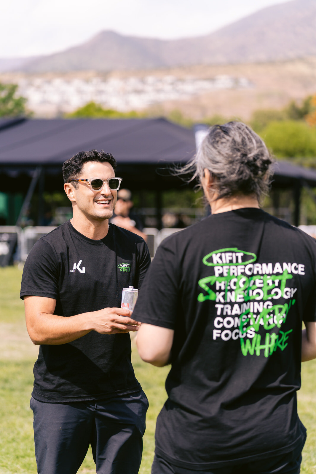 Kifit TNF Endurance Trail 2025 — hombres conversando espalda kifit