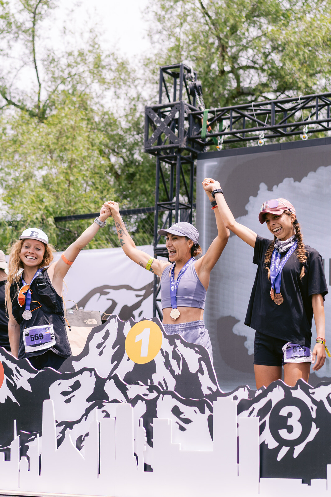 Kifit TNF Endurance Trail 2025 — podio mujeres brazos arriba