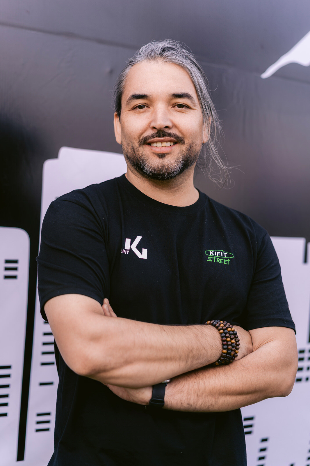 Kifit TNF Endurance Trail 2025 — retrato hombre barba brazos cruzados