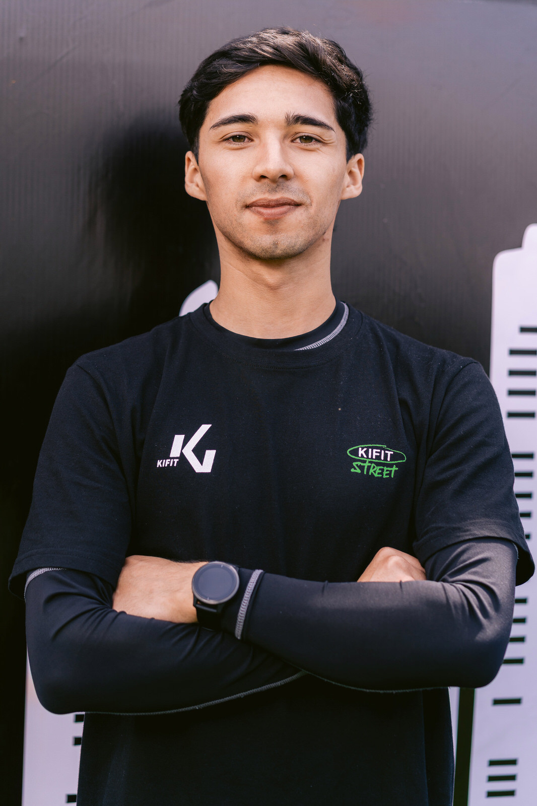 Kifit TNF Endurance Trail 2025 — retrato hombre joven brazos cruzados