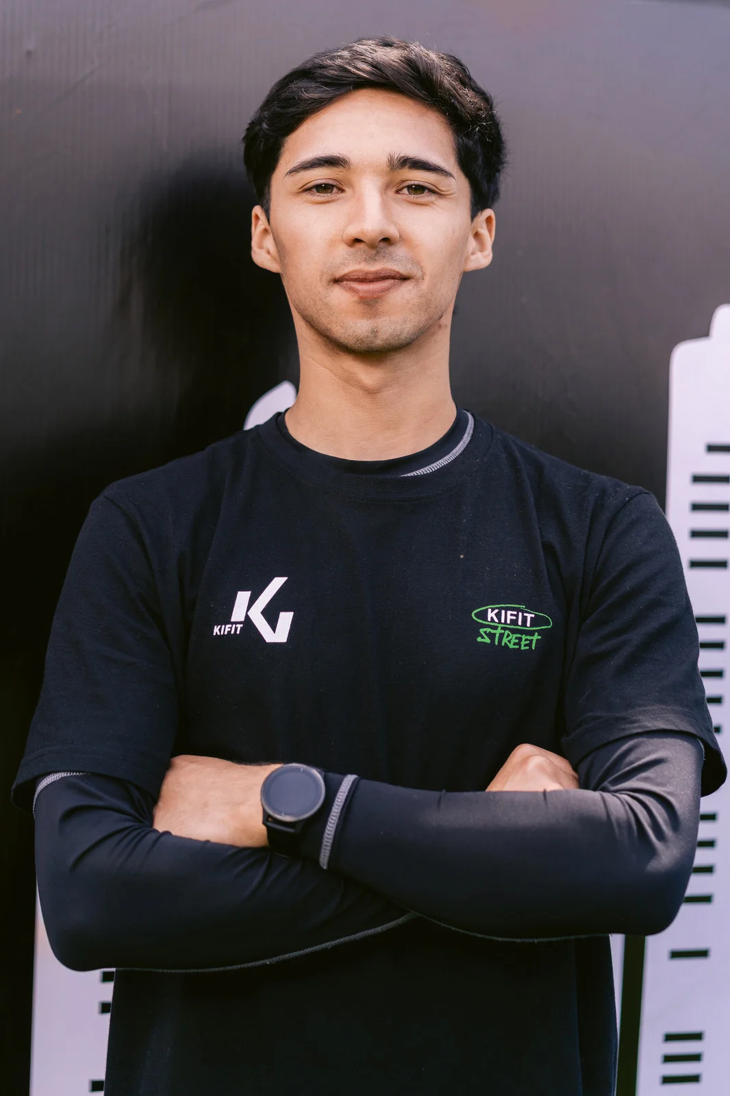Kifit TNF Endurance Trail 2025 — retrato hombre joven brazos cruzados
