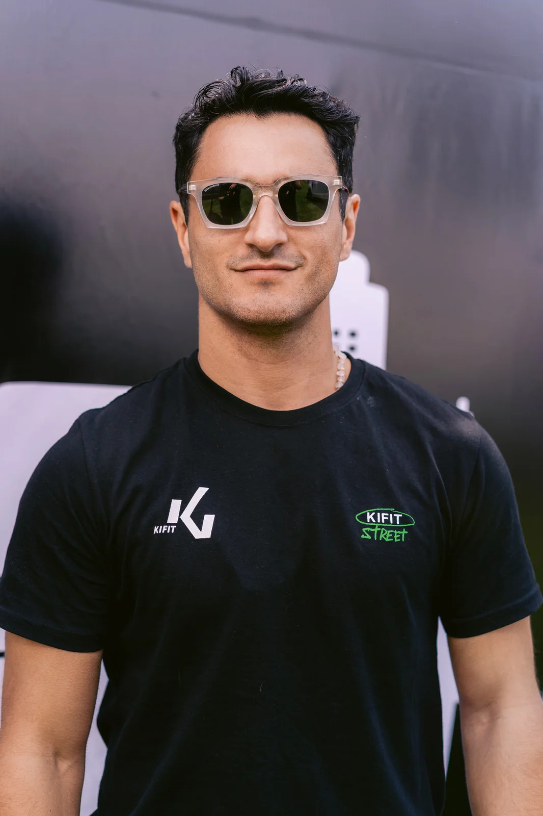 Kifit TNF Endurance Trail 2025 — retrato hombre lentes kifit sonriendo
