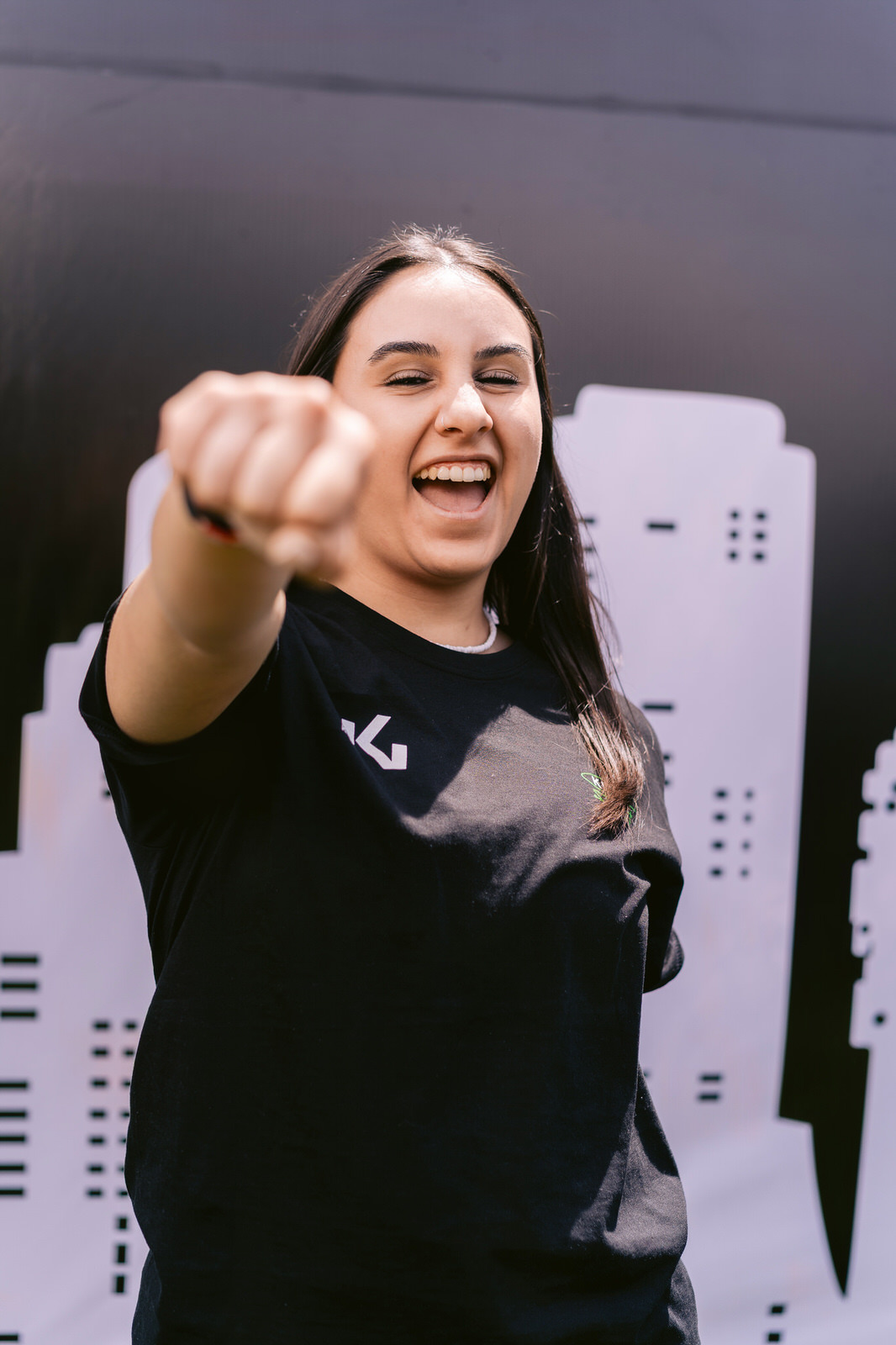 Kifit TNF Endurance Trail 2025 — retrato mujer apuntando camara