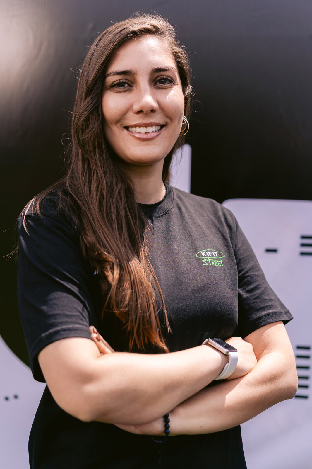 Kifit TNF Endurance Trail 2025 — retrato mujer brazos cruzados sonriendo