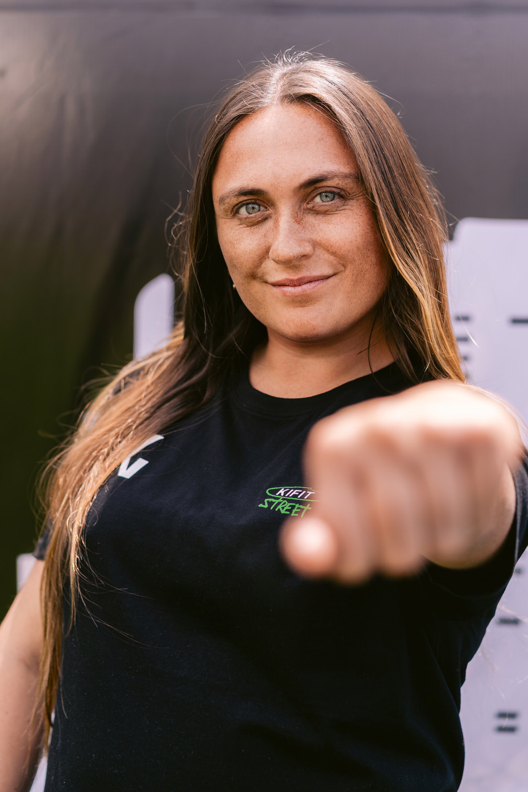 Kifit TNF Endurance Trail 2025 — retrato mujer cabello largo sonriendo