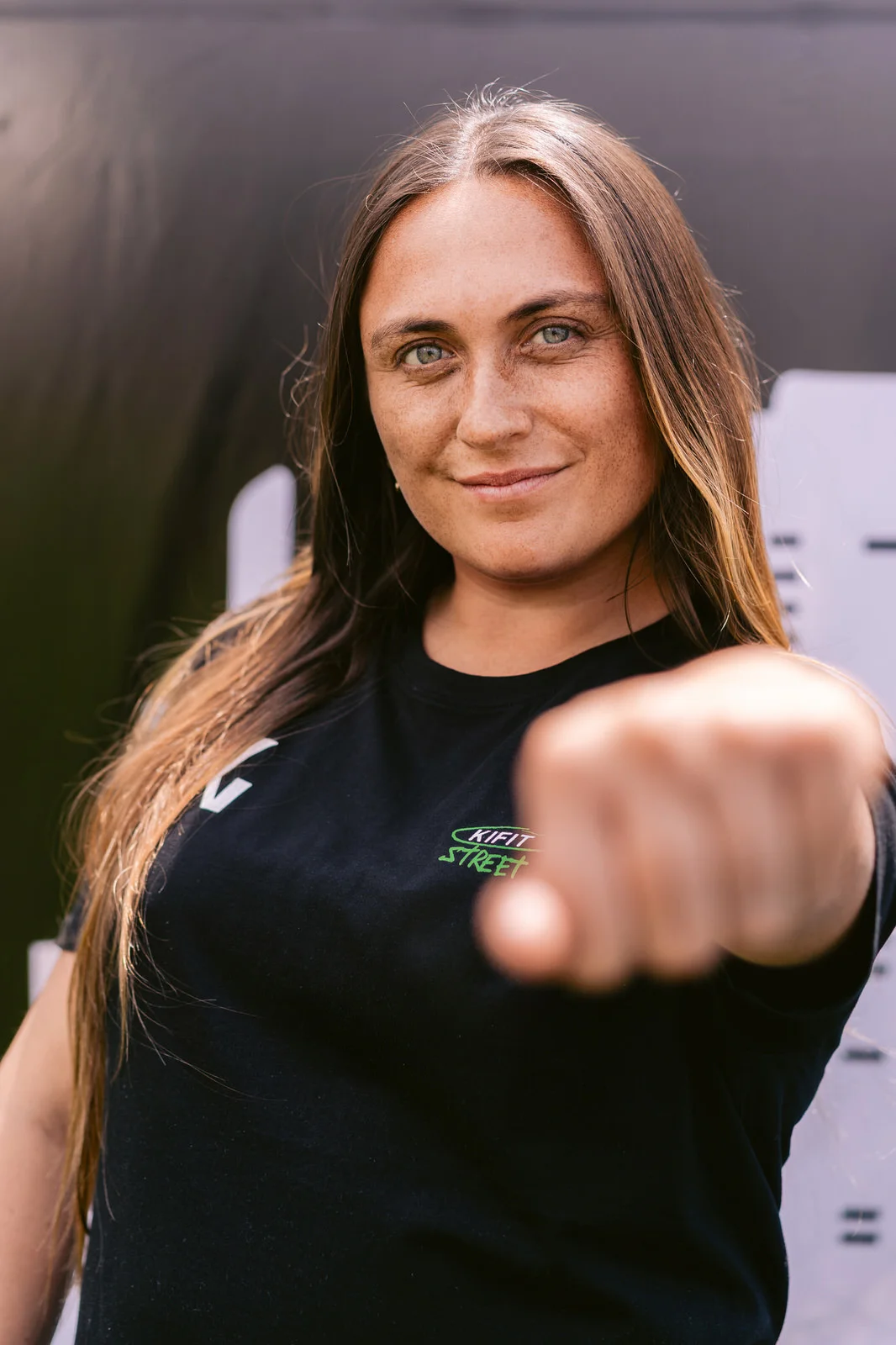 Kifit TNF Endurance Trail 2025 — retrato mujer cabello largo sonriendo