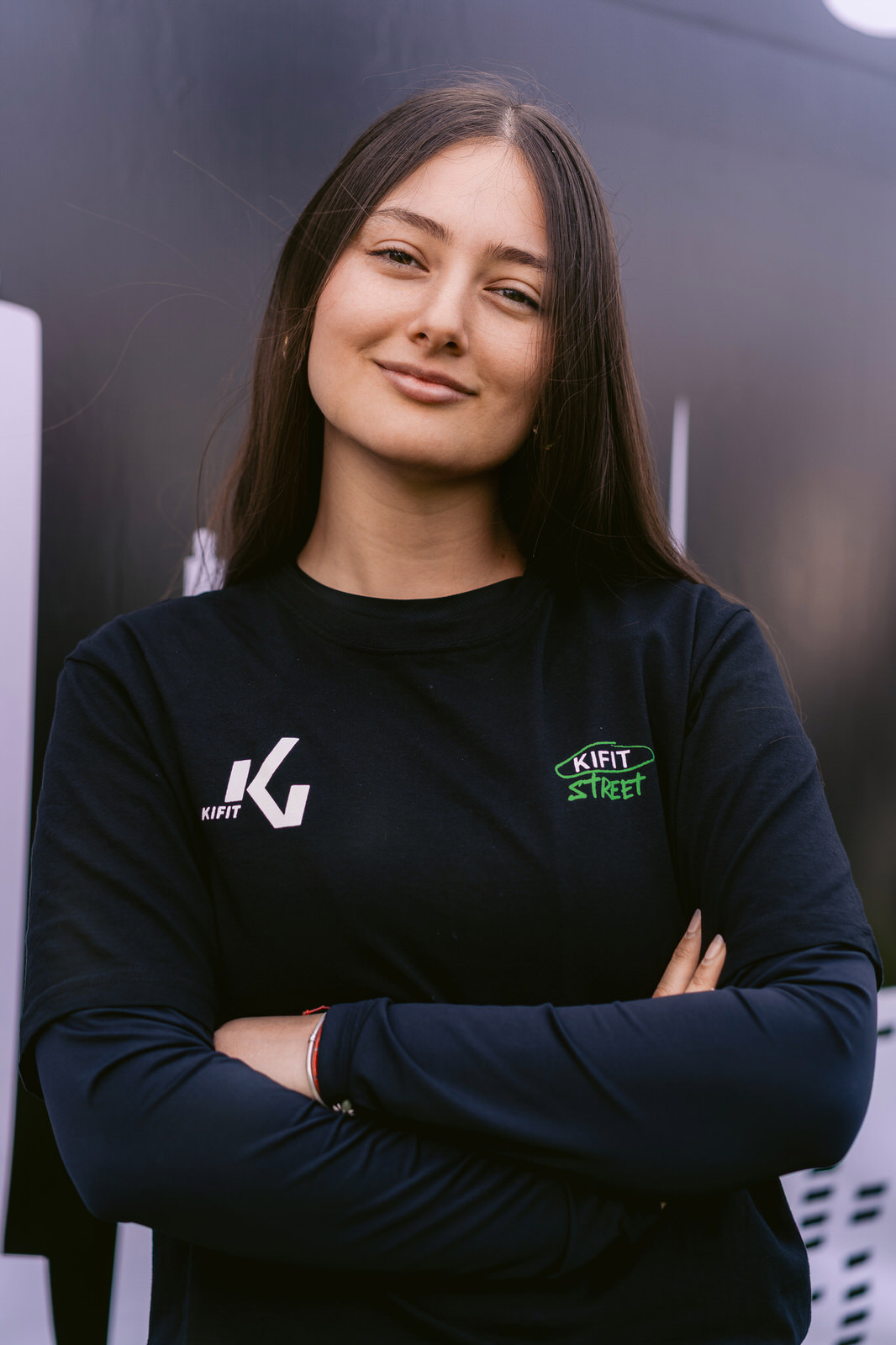 Kifit TNF Endurance Trail 2025 — retrato mujer cabello oscuro brazos cruzados