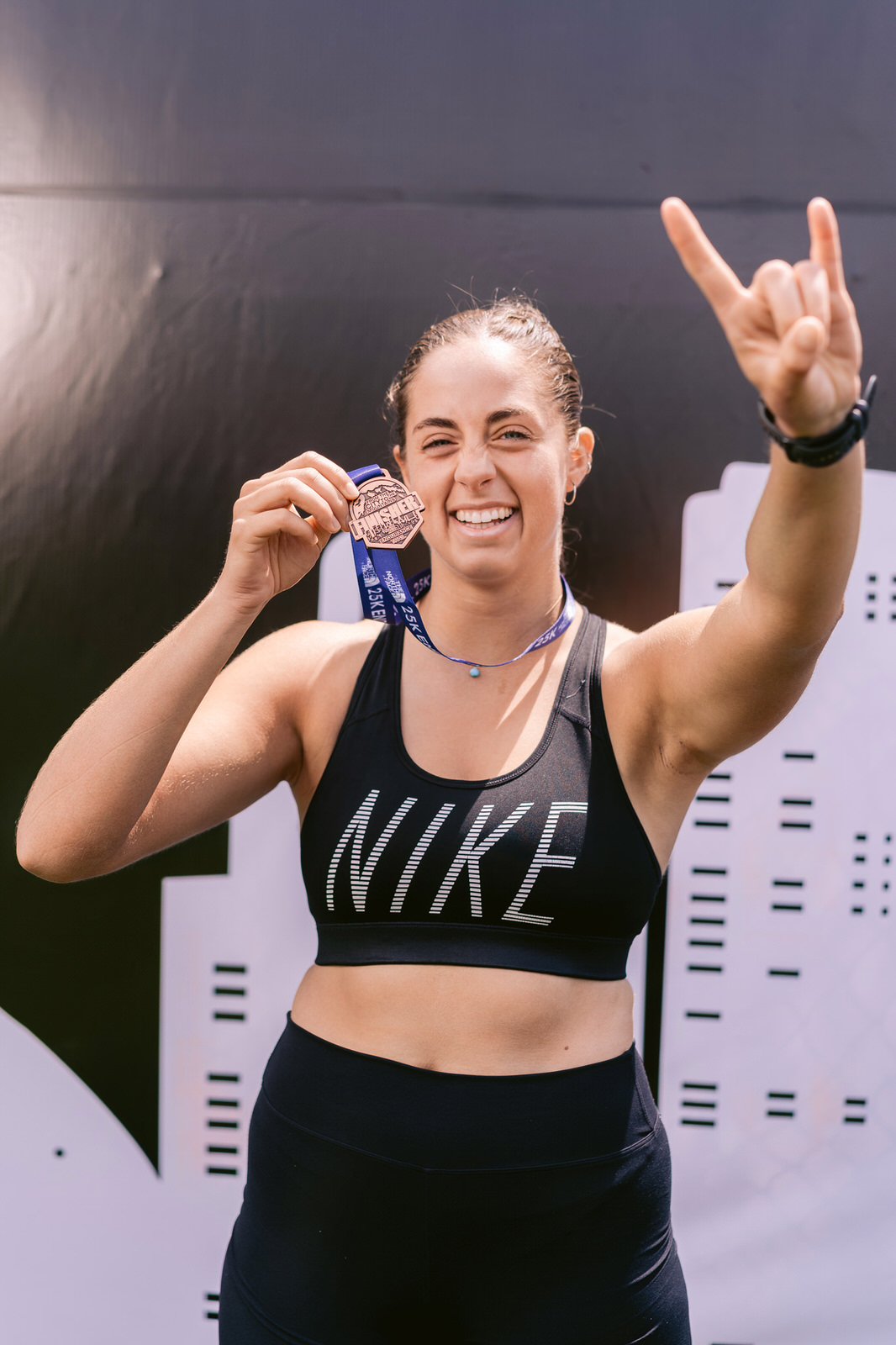 Kifit TNF Endurance Trail 2025 — retrato mujer nike medalla gesto