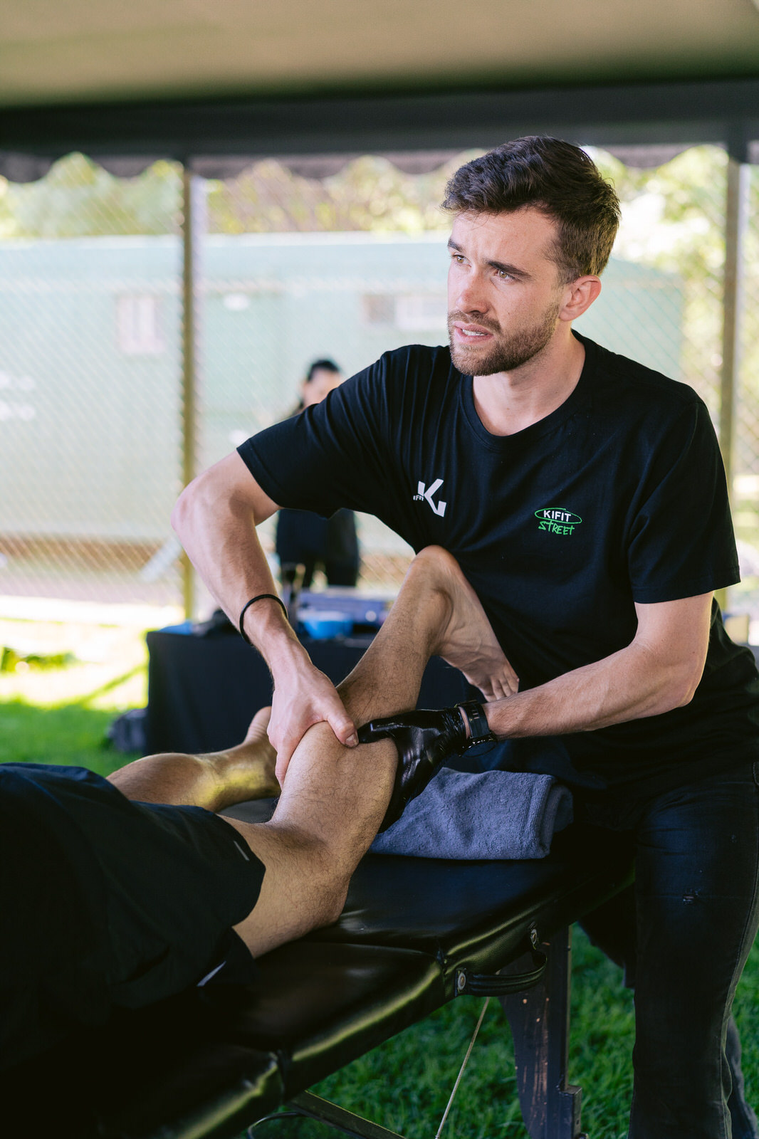 Kifit TNF Endurance Trail 2025 — terapeuta hombre tratamiento pierna 1