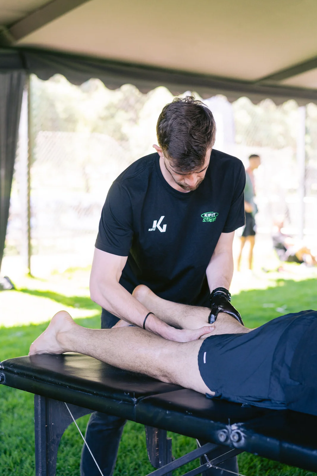 Kifit TNF Endurance Trail 2025 — terapeuta hombre tratamiento pierna 2