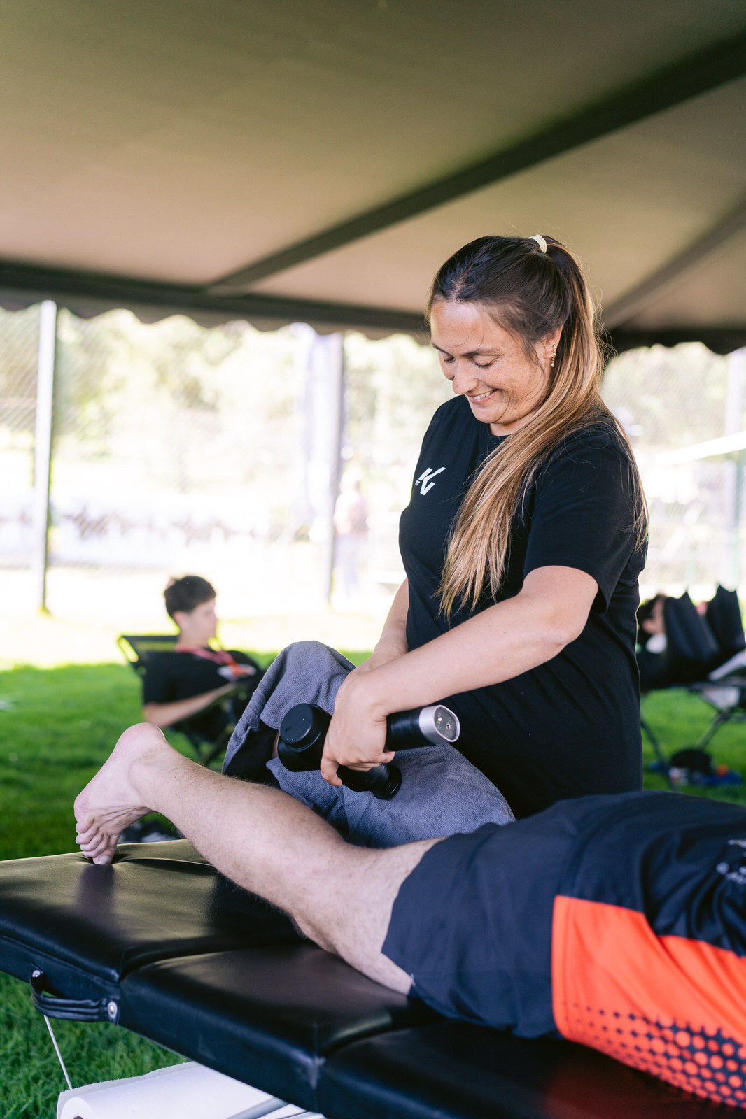 Kifit TNF Endurance Trail 2025 — terapeuta mujer tratamiento pierna